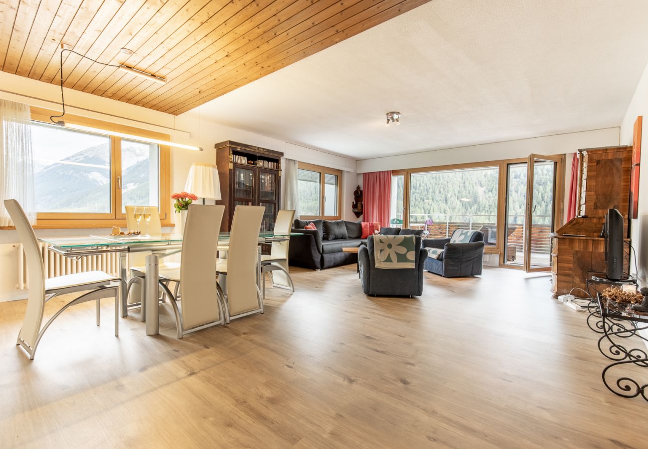 Ferienwohnung in Scuol - CHASA VISTA LISCHANA: HELLE, GROSSZÜGIGE 3.5 ZIMMERWOHNUNG MIT PANORAMAAUSSICHT IM ÖSTLICHEN DORFTEIL VON SCUOL