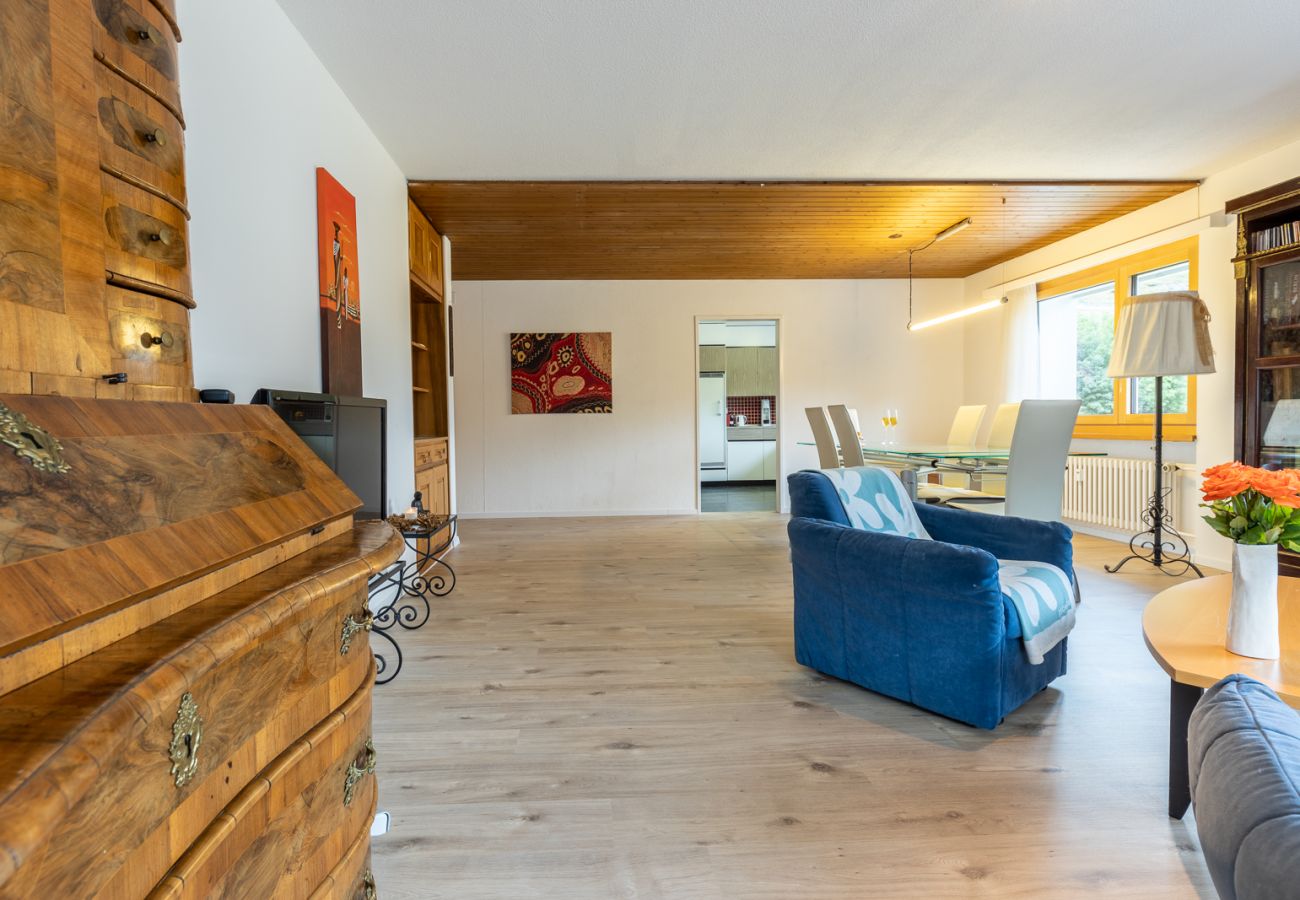 Ferienwohnung in Scuol - CHASA VISTA LISCHANA: HELLE, GROSSZÜGIGE 3.5 ZIMMERWOHNUNG MIT PANORAMAAUSSICHT IM ÖSTLICHEN DORFTEIL VON SCUOL