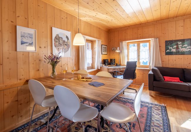 Ferienwohnung in Sent - Chasa Tredeschin: Ferienwohnung mit Stil im Dorfkern von Sent Ferienwohnung in Sent - Chasa Tredeschin: Ferienwohnung mit Stil im Dorfkern von Sent