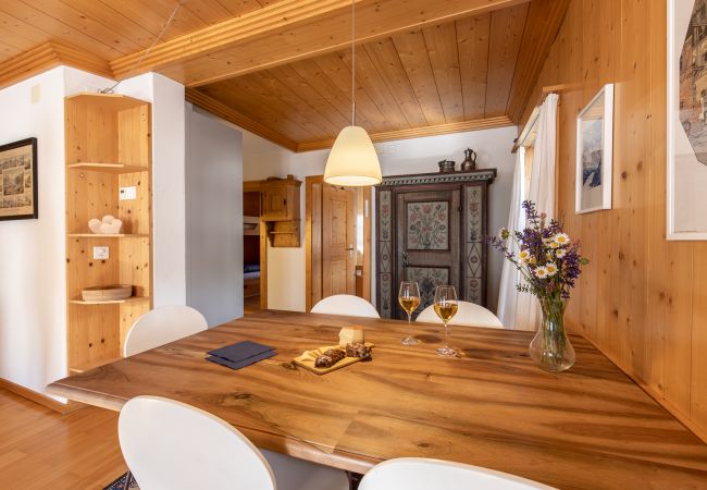 Ferienwohnung in Sent - Chasa Tredeschin: Ferienwohnung mit Stil im Dorfkern von Sent Ferienwohnung in Sent - Chasa Tredeschin: Ferienwohnung mit Stil im Dorfkern von Sent
