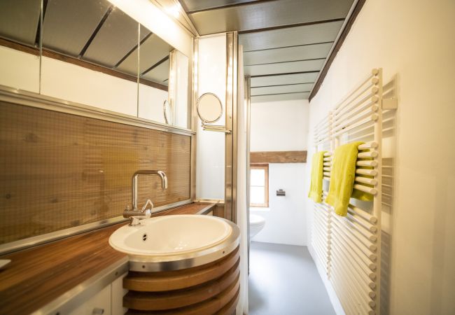 Ferienwohnung in Scuol - Chasa Engiadina OG: aussergewöhnliches Engadiner Haus mitten in Scuol Ferienwohnung in Scuol - Chasa Engiadina OG: aussergewöhnliches Engadiner Haus mitten in Scuol