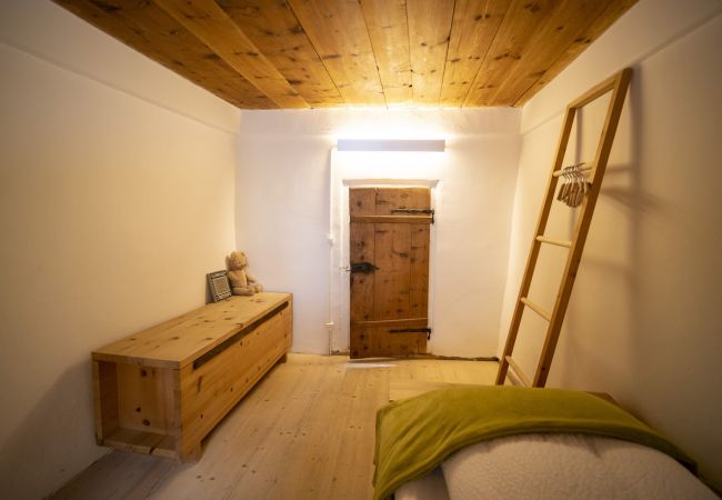 Ferienwohnung in Scuol - Chasa Engiadina OG: aussergewöhnliches Engadiner Haus mitten in Scuol Ferienwohnung in Scuol - Chasa Engiadina OG: aussergewöhnliches Engadiner Haus mitten in Scuol