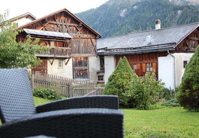Ferienwohnung in Ardez - Chasa Campell: Die Wohnung ist im ersten Stock eines Engadinerhauses Ferienwohnung in Ardez - Chasa Campell: Die Wohnung ist im ersten Stock eines Engadinerhauses