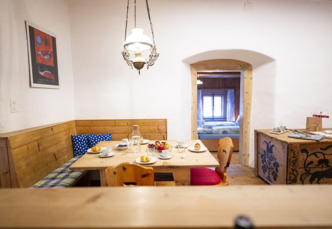 Ferienwohnung in Ardez - Chasa Campell: Die Wohnung ist im ersten Stock eines Engadinerhauses Ferienwohnung in Ardez - Chasa Campell: Die Wohnung ist im ersten Stock eines Engadinerhauses