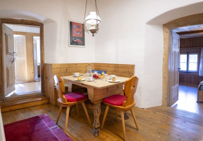 Ferienwohnung in Ardez - Chasa Campell: Die Wohnung ist im ersten Stock eines Engadinerhauses Ferienwohnung in Ardez - Chasa Campell: Die Wohnung ist im ersten Stock eines Engadinerhauses