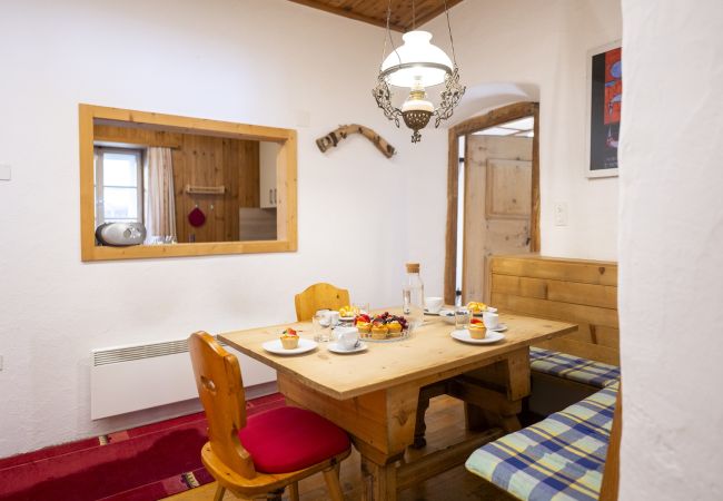 Ferienwohnung in Ardez - Chasa Campell: Die Wohnung ist im ersten Stock eines Engadinerhauses Ferienwohnung in Ardez - Chasa Campell: Die Wohnung ist im ersten Stock eines Engadinerhauses