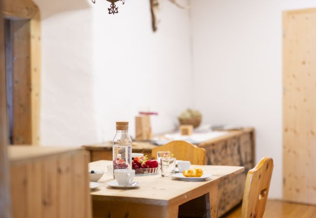 Ferienwohnung in Ardez - Chasa Campell: Die Wohnung ist im ersten Stock eines Engadinerhauses Ferienwohnung in Ardez - Chasa Campell: Die Wohnung ist im ersten Stock eines Engadinerhauses