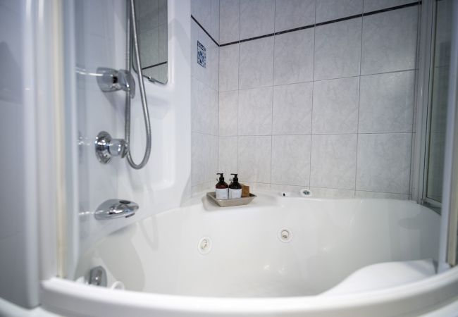 Chalet in Scuol - Meis Chalet: Luxuriöses, freistehendes Ferienhaus im Alpenchic-Stil mitten im Dorfzentrum von Scuol Chalet in Scuol - Meis Chalet: Luxuriöses, freistehendes Ferienhaus im Alpenchic-Stil mitten im Dorfzentrum von Scuol