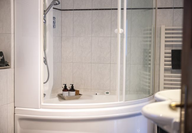 Chalet in Scuol - Meis Chalet: Luxuriöses, freistehendes Ferienhaus im Alpenchic-Stil mitten im Dorfzentrum von Scuol Chalet in Scuol - Meis Chalet: Luxuriöses, freistehendes Ferienhaus im Alpenchic-Stil mitten im Dorfzentrum von Scuol