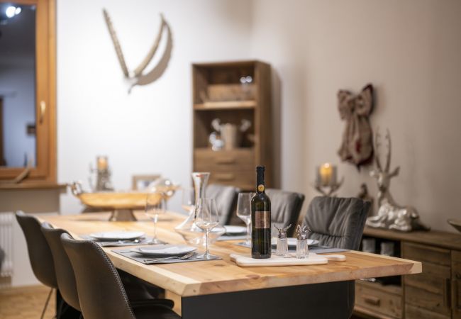 Chalet in Scuol - Meis Chalet: Luxuriöses, freistehendes Ferienhaus im Alpenchic-Stil mitten im Dorfzentrum von Scuol Chalet in Scuol - Meis Chalet: Luxuriöses, freistehendes Ferienhaus im Alpenchic-Stil mitten im Dorfzentrum von Scuol