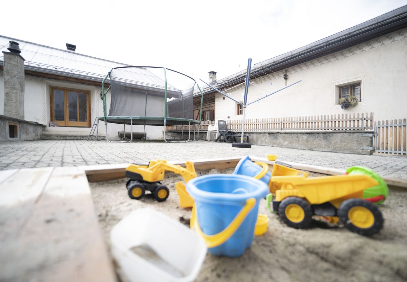 Ferienhaus in Ardez - CHASA RIATSCH: RENOVIERTES ENGADINER HAUS MITTEN IM DORFKERN VON ARDEZ