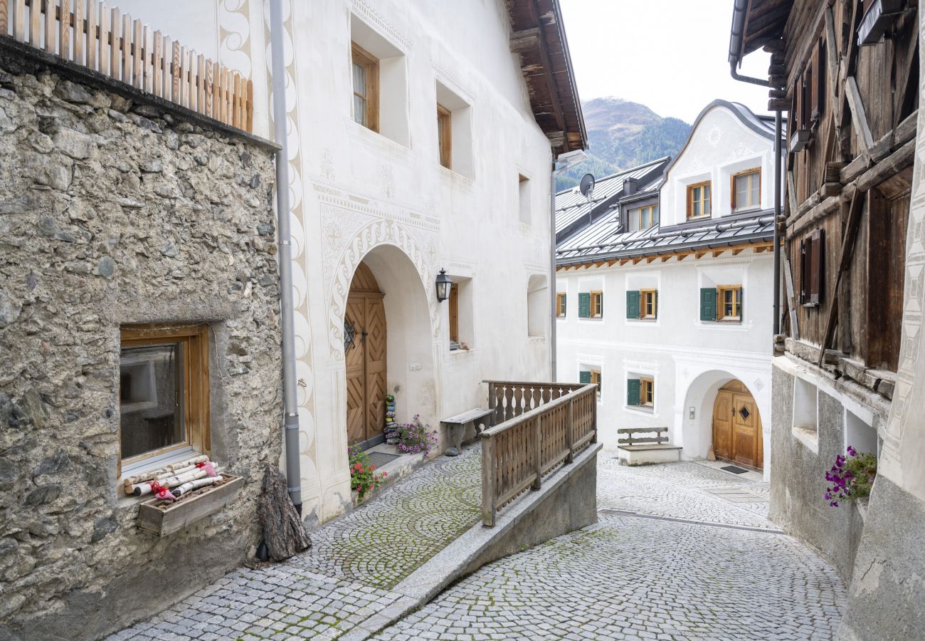 Ferienhaus in Ardez - CHASA RIATSCH: RENOVIERTES ENGADINER HAUS MITTEN IM DORFKERN VON ARDEZ