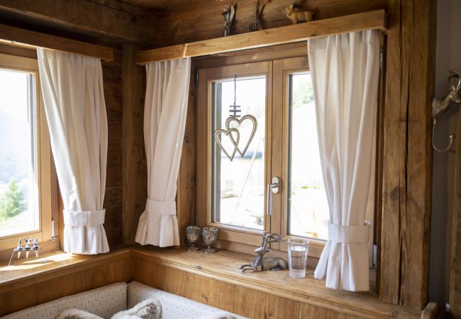 Chalet in Scuol - Bergchalet Flöna: Luxuriöses freistehendes 5 Zimmer-Chalet an der Pist mit Hotpot & Sauna Chalet in Scuol - Bergchalet Flöna: Luxuriöses freistehendes 5 Zimmer-Chalet an der Pist mit Hotpot & Sauna