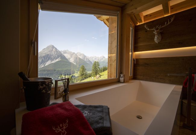 Chalet in Scuol - Bergchalet Flöna: Luxuriöses freistehendes 5 Zimmer-Chalet an der Pist mit Hotpot & Sauna Chalet in Scuol - Bergchalet Flöna: Luxuriöses freistehendes 5 Zimmer-Chalet an der Pist mit Hotpot & Sauna