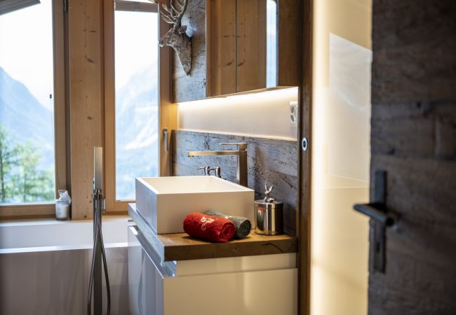 Chalet in Scuol - Bergchalet Flöna: Luxuriöses freistehendes 5 Zimmer-Chalet an der Pist mit Hotpot & Sauna Chalet in Scuol - Bergchalet Flöna: Luxuriöses freistehendes 5 Zimmer-Chalet an der Pist mit Hotpot & Sauna