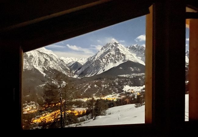 Chalet in Scuol - Bergchalet Flöna: Luxuriöses freistehendes 5 Zimmer-Chalet an der Pist mit Hotpot & Sauna Chalet in Scuol - Bergchalet Flöna: Luxuriöses freistehendes 5 Zimmer-Chalet an der Pist mit Hotpot & Sauna