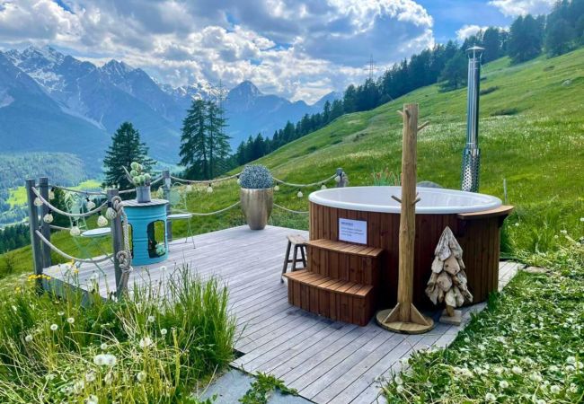 Chalet in Scuol - Bergchalet Flöna: Luxuriöses freistehendes 5 Zimmer-Chalet an der Pist mit Hotpot & Sauna Chalet in Scuol - Bergchalet Flöna: Luxuriöses freistehendes 5 Zimmer-Chalet an der Pist mit Hotpot & Sauna