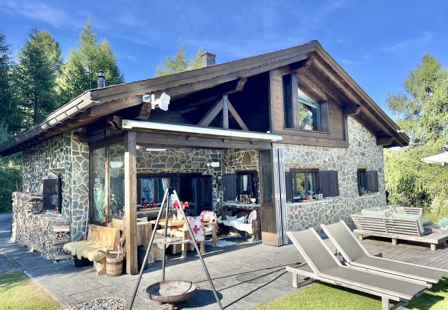 Chalet in Scuol - Bergchalet Flöna: Luxuriöses freistehendes 5 Zimmer-Chalet an der Pist mit Hotpot & Sauna Chalet in Scuol - Bergchalet Flöna: Luxuriöses freistehendes 5 Zimmer-Chalet an der Pist mit Hotpot & Sauna