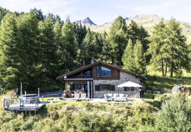 Chalet in Scuol - Bergchalet Flöna: Luxuriöses freistehendes 5 Zimmer-Chalet an der Pist mit Hotpot & Sauna Chalet in Scuol - Bergchalet Flöna: Luxuriöses freistehendes 5 Zimmer-Chalet an der Pist mit Hotpot & Sauna