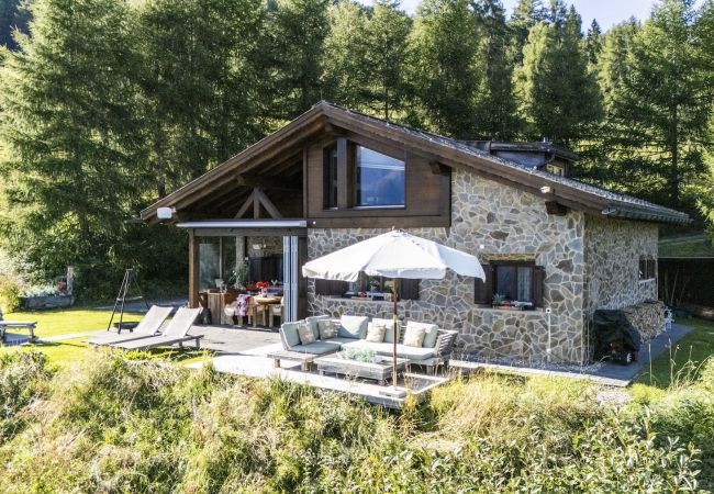 Chalet in Scuol - Bergchalet Flöna: Luxuriöses freistehendes 5 Zimmer-Chalet an der Pist mit Hotpot & Sauna Chalet in Scuol - Bergchalet Flöna: Luxuriöses freistehendes 5 Zimmer-Chalet an der Pist mit Hotpot & Sauna