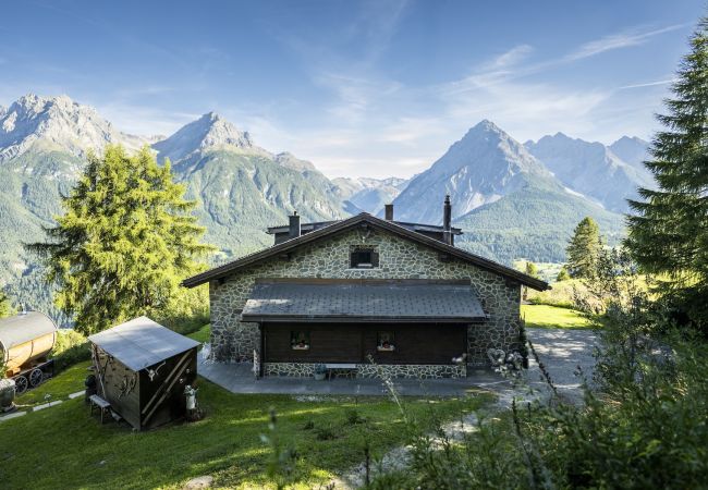 Chalet in Scuol - Bergchalet Flöna: Luxuriöses freistehendes 5 Zimmer-Chalet an der Pist mit Hotpot & Sauna Chalet in Scuol - Bergchalet Flöna: Luxuriöses freistehendes 5 Zimmer-Chalet an der Pist mit Hotpot & Sauna