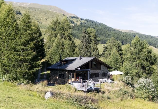 Chalet in Scuol - Bergchalet Flöna: Luxuriöses freistehendes 5 Zimmer-Chalet an der Pist mit Hotpot & Sauna Chalet in Scuol - Bergchalet Flöna: Luxuriöses freistehendes 5 Zimmer-Chalet an der Pist mit Hotpot & Sauna