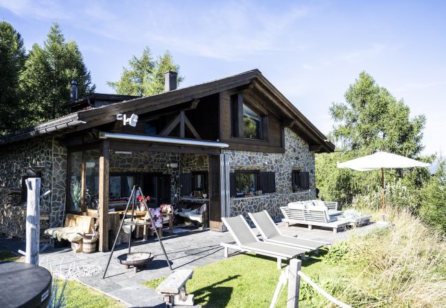Chalet in Scuol - Bergchalet Flöna: Luxuriöses freistehendes 5 Zimmer-Chalet an der Pist mit Hotpot & Sauna Chalet in Scuol - Bergchalet Flöna: Luxuriöses freistehendes 5 Zimmer-Chalet an der Pist mit Hotpot & Sauna