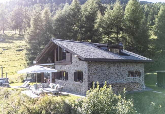 Chalet in Scuol - Bergchalet Flöna: Luxuriöses freistehendes 5 Zimmer-Chalet an der Pist mit Hotpot & Sauna Chalet in Scuol - Bergchalet Flöna: Luxuriöses freistehendes 5 Zimmer-Chalet an der Pist mit Hotpot & Sauna