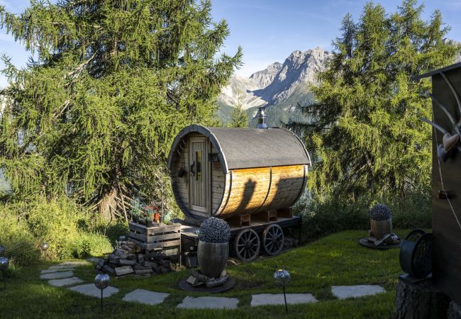 Chalet in Scuol - Bergchalet Flöna: Luxuriöses freistehendes 5 Zimmer-Chalet an der Pist mit Hotpot & Sauna Chalet in Scuol - Bergchalet Flöna: Luxuriöses freistehendes 5 Zimmer-Chalet an der Pist mit Hotpot & Sauna
