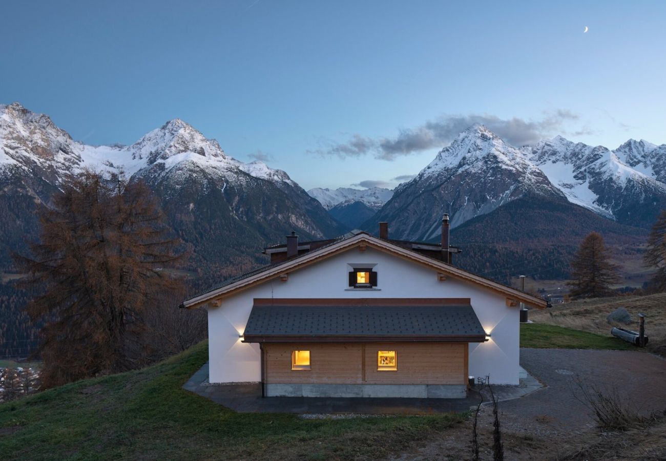 Chalet in Scuol - Bergchalet Flöna: Luxuriöses freistehendes 5 Zimmer-Chalet an der Pist mit Hotpot & Sauna