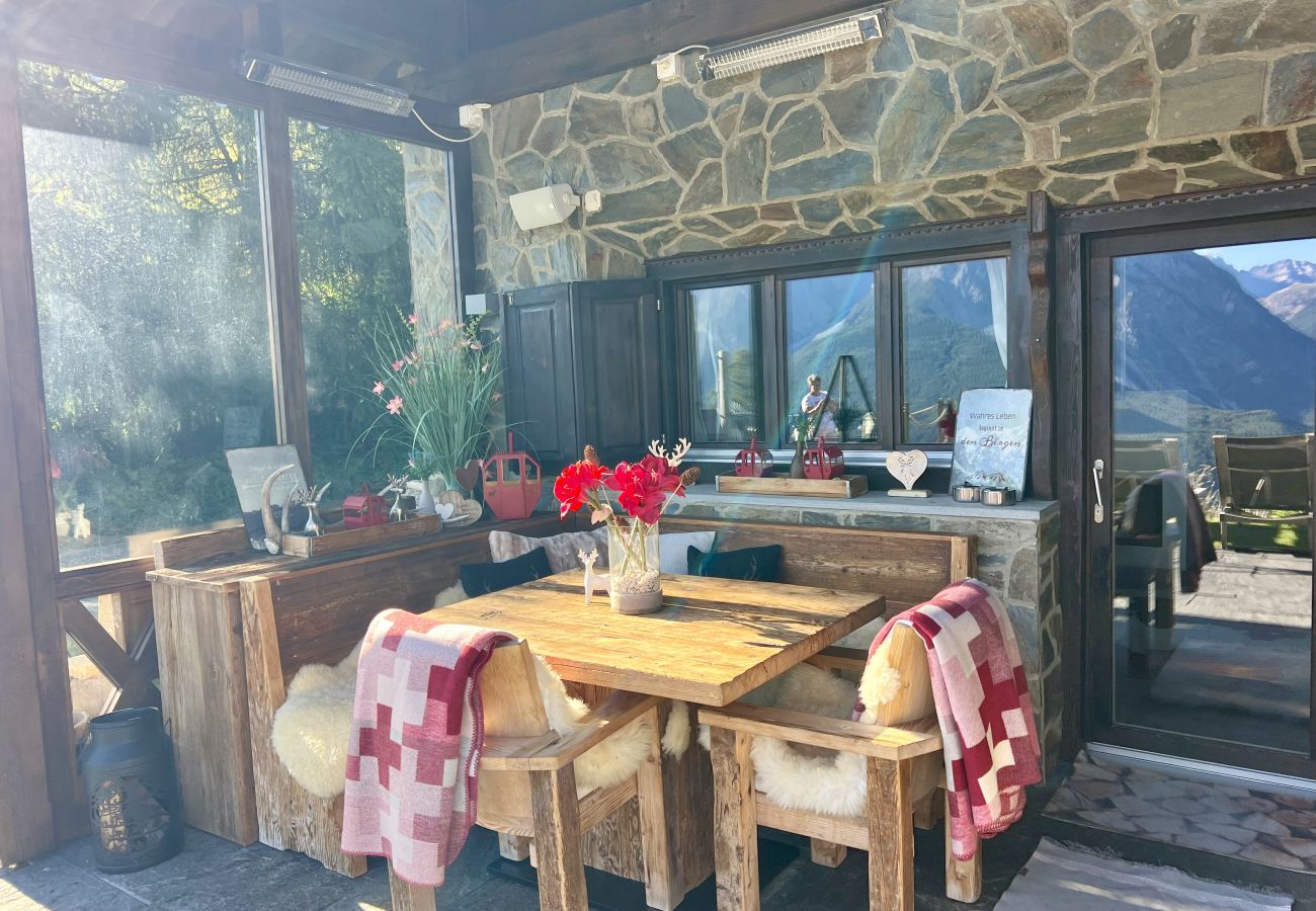 Chalet in Scuol - Bergchalet Flöna: Luxuriöses freistehendes 5 Zimmer-Chalet an der Pist mit Hotpot & Sauna