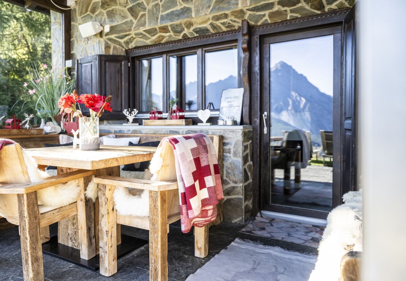 Chalet in Scuol - Bergchalet Flöna: Luxuriöses freistehendes 5 Zimmer-Chalet an der Pist mit Hotpot & Sauna