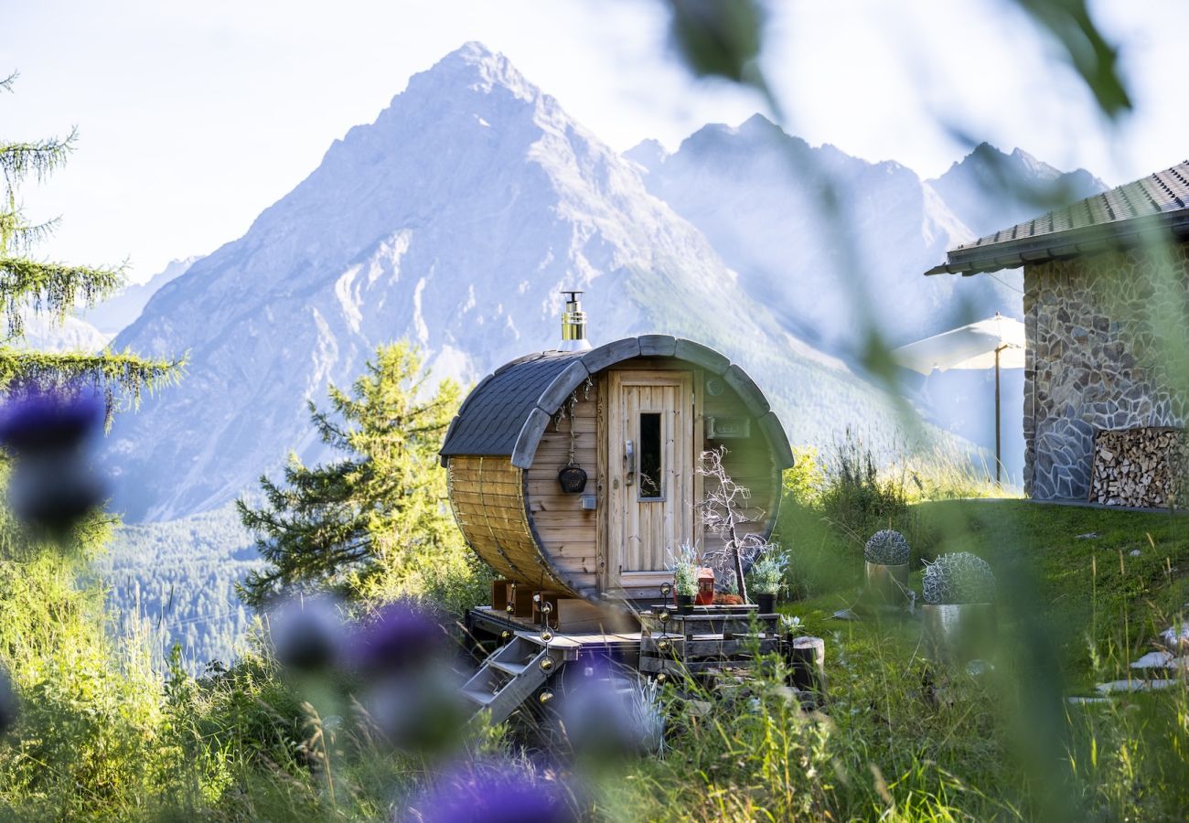 Chalet in Scuol - Bergchalet Flöna: Luxuriöses freistehendes 5 Zimmer-Chalet an der Pist mit Hotpot & Sauna