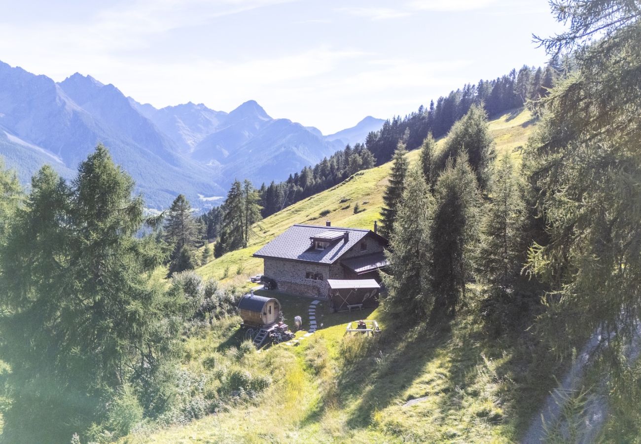 Chalet in Scuol - Bergchalet Flöna: Luxuriöses freistehendes 5 Zimmer-Chalet an der Pist mit Hotpot & Sauna