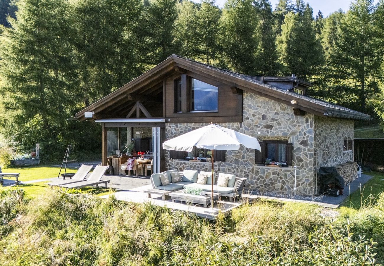 Chalet in Scuol - Bergchalet Flöna: Luxuriöses freistehendes 5 Zimmer-Chalet an der Pist mit Hotpot & Sauna