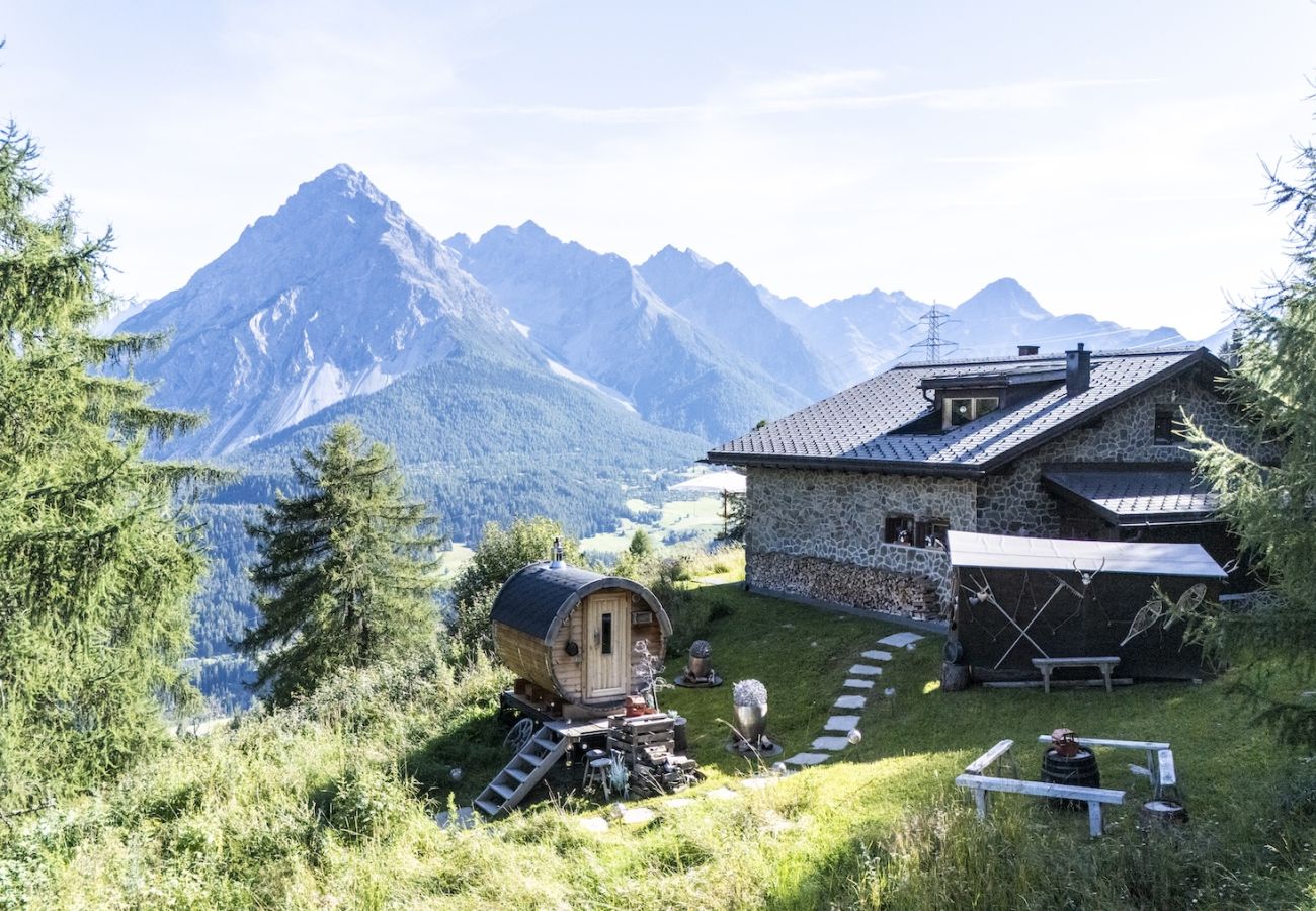 Chalet in Scuol - Bergchalet Flöna: Luxuriöses freistehendes 5 Zimmer-Chalet an der Pist mit Hotpot & Sauna