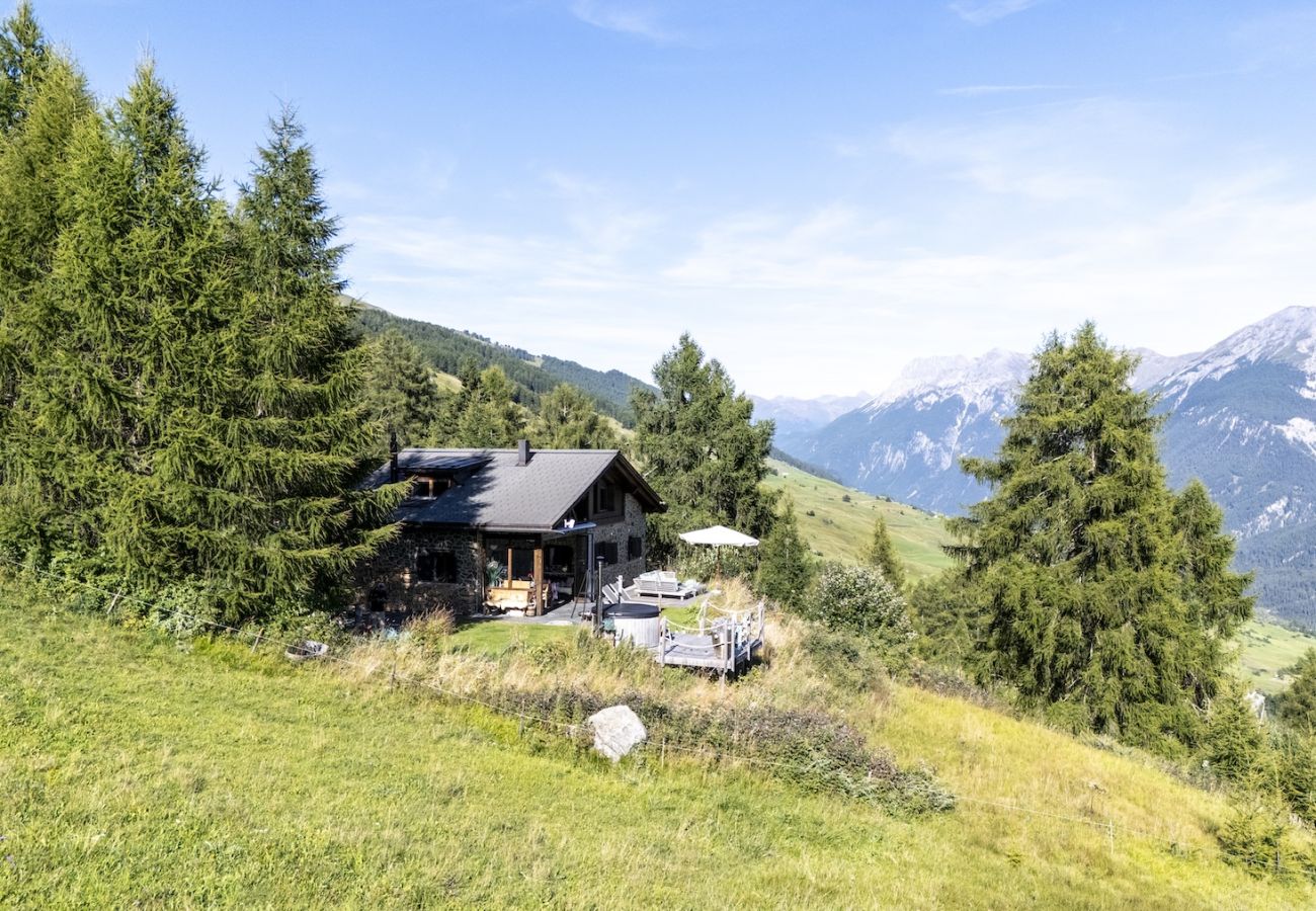 Chalet in Scuol - Bergchalet Flöna: Luxuriöses freistehendes 5 Zimmer-Chalet an der Pist mit Hotpot & Sauna