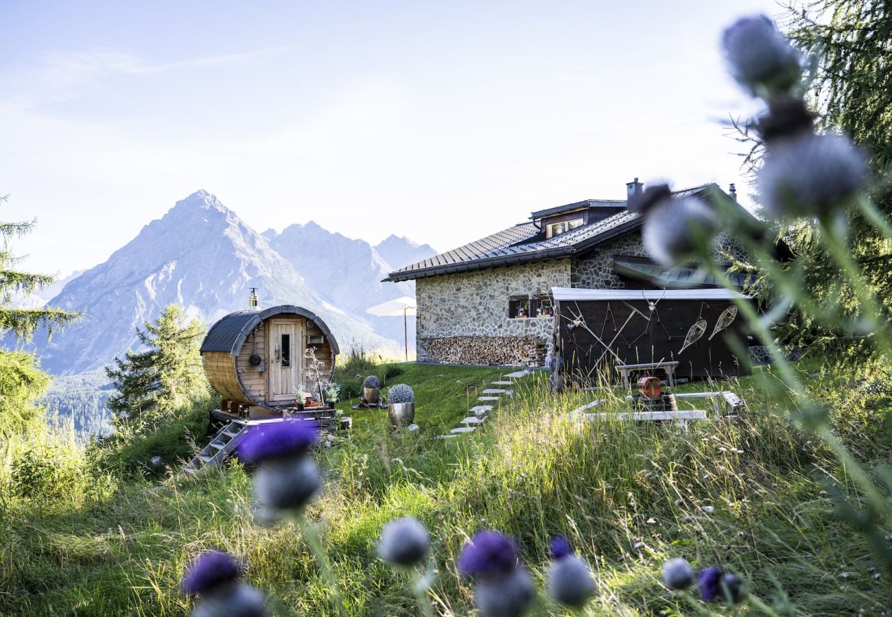 Chalet in Scuol - Bergchalet Flöna: Luxuriöses freistehendes 5 Zimmer-Chalet an der Pist mit Hotpot & Sauna
