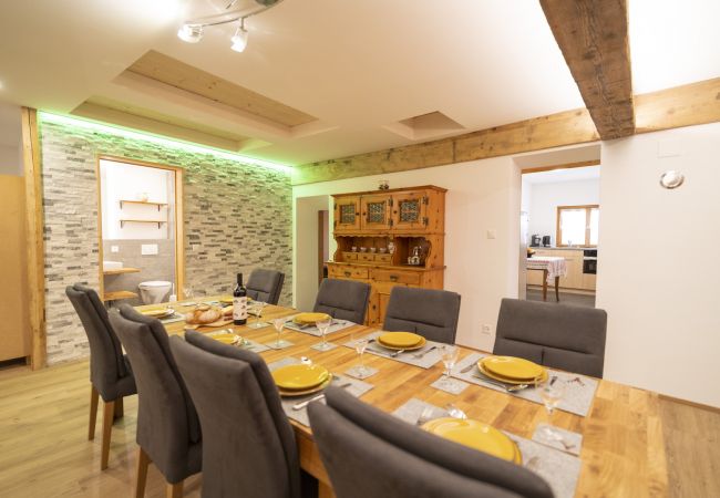 Ferienwohnung in Sent - Chasa Capricorn Sent: Grosszügige 5-Zimmerwohung im Alpenchic-Stil im Herzen von Sent Ferienwohnung in Sent - Chasa Capricorn Sent: Grosszügige 5-Zimmerwohung im Alpenchic-Stil im Herzen von Sent