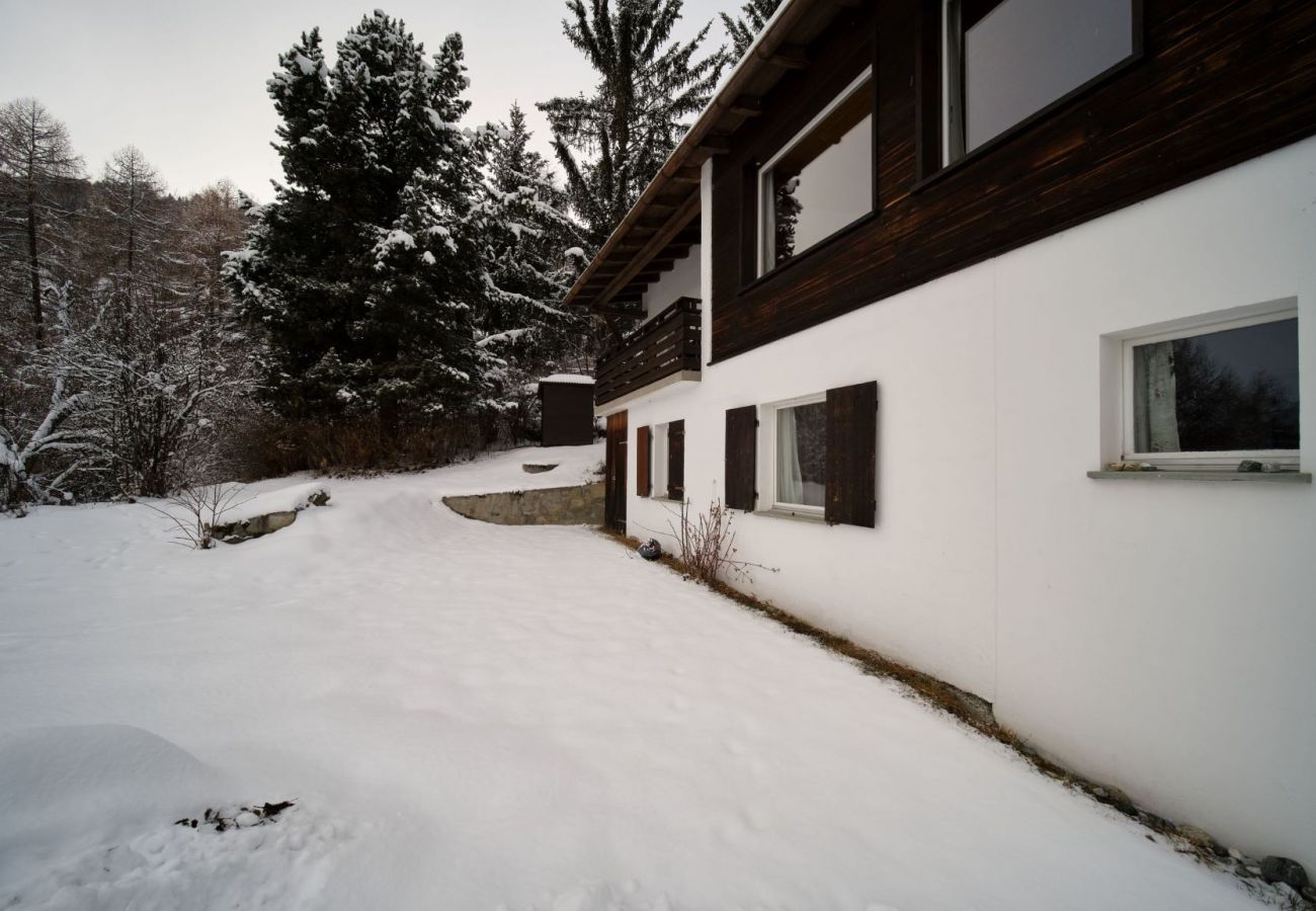 Ferienhaus in Scuol - Chasa Panorama: Ruhig gelegenes 5-Zimmerhaus mit Garten und Panoramaaussicht auf den Nationalpark und das Schloss Tarasp