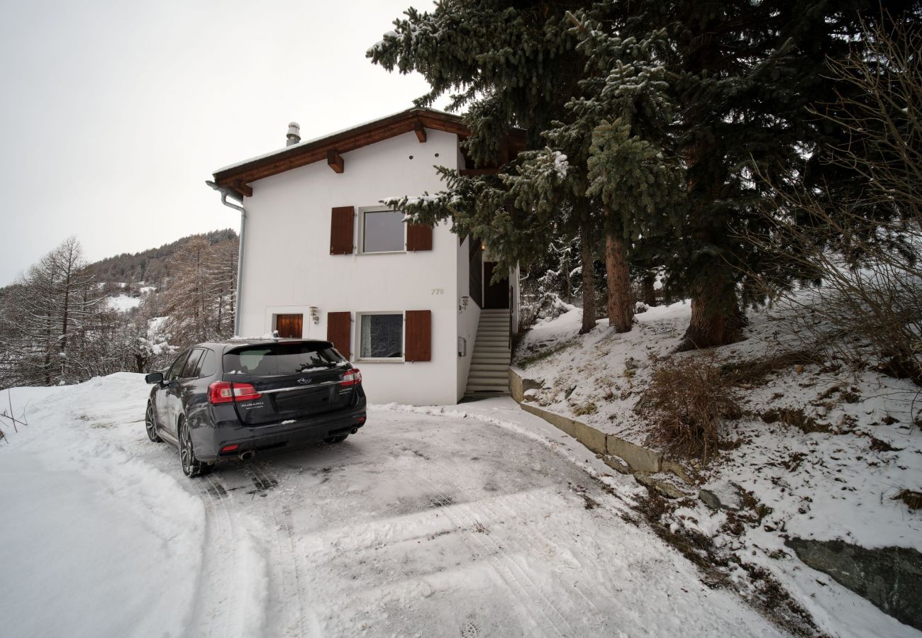 Ferienhaus in Scuol - Chasa Panorama: Ruhig gelegenes 5-Zimmerhaus mit Garten und Panoramaaussicht auf den Nationalpark und das Schloss Tarasp