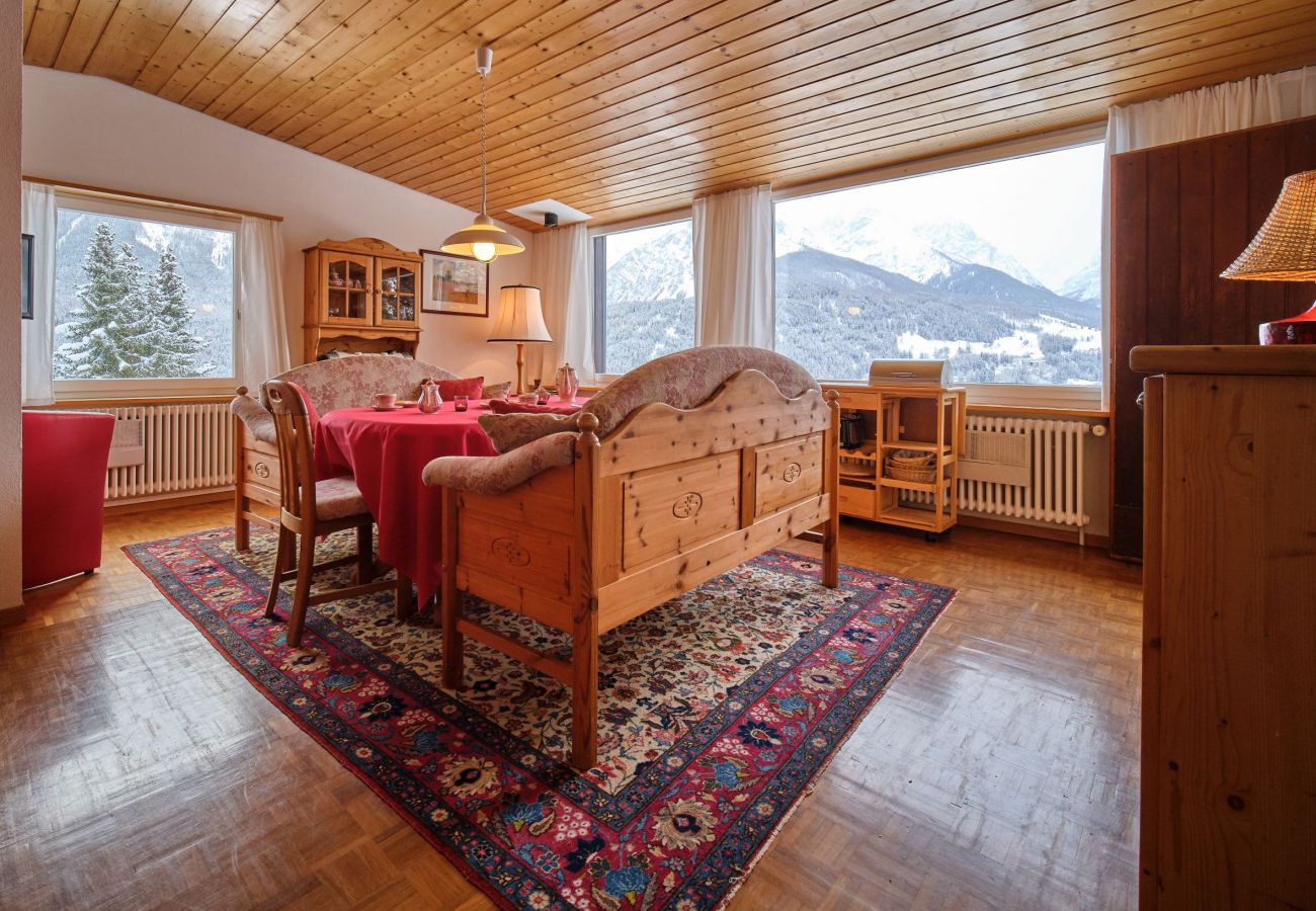 Ferienhaus in Scuol - Chasa Panorama: Ruhig gelegenes 5-Zimmerhaus mit Garten und Panoramaaussicht auf den Nationalpark und das Schloss Tarasp