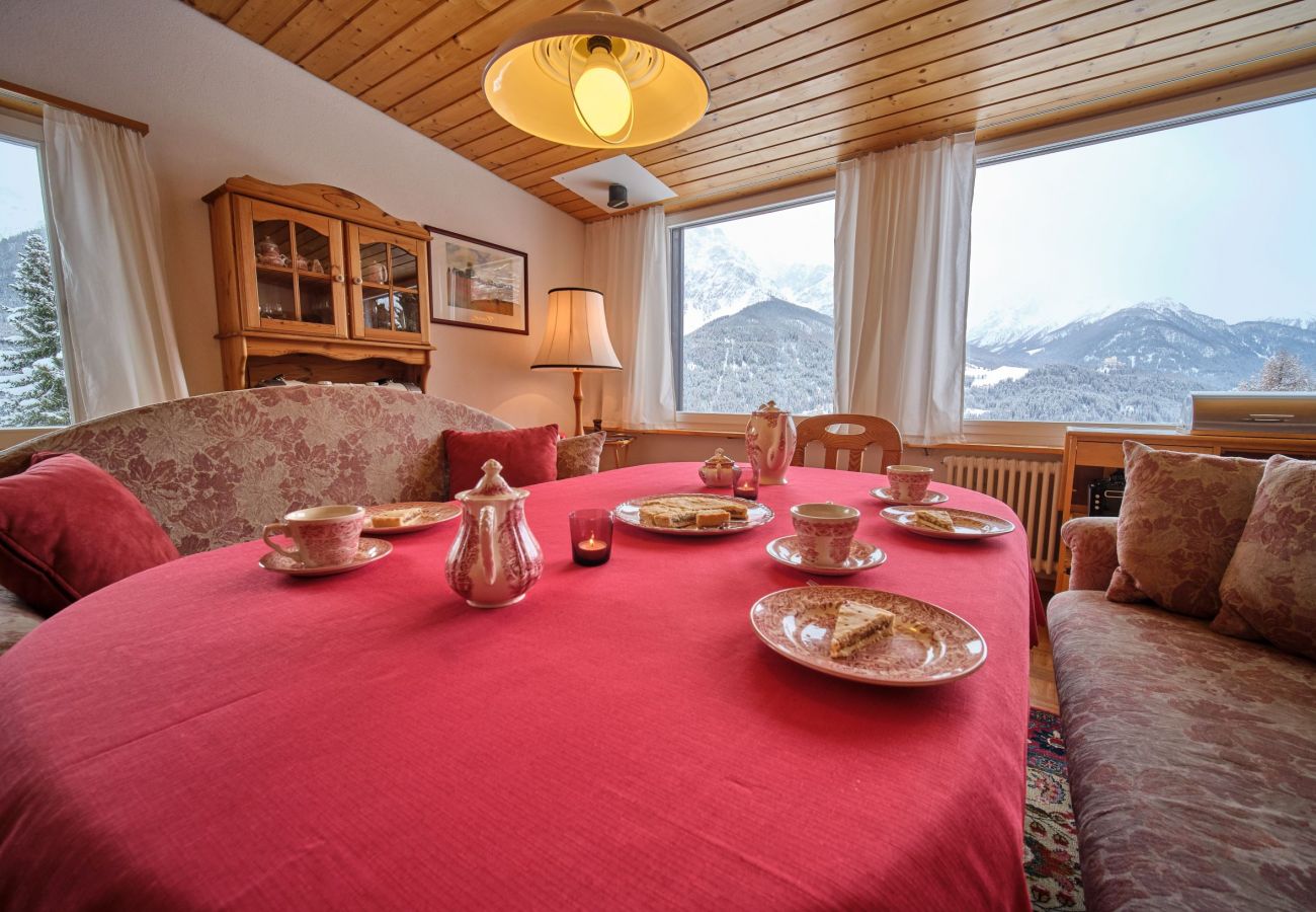 Ferienhaus in Scuol - Chasa Panorama: Ruhig gelegenes 5-Zimmerhaus mit Garten und Panoramaaussicht auf den Nationalpark und das Schloss Tarasp