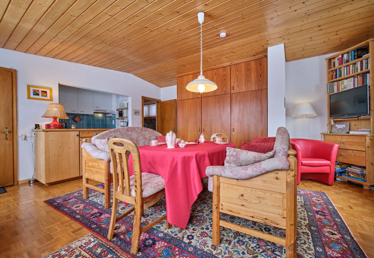 Ferienhaus in Scuol - Chasa Panorama: Ruhig gelegenes 5-Zimmerhaus mit Garten und Panoramaaussicht auf den Nationalpark und das Schloss Tarasp