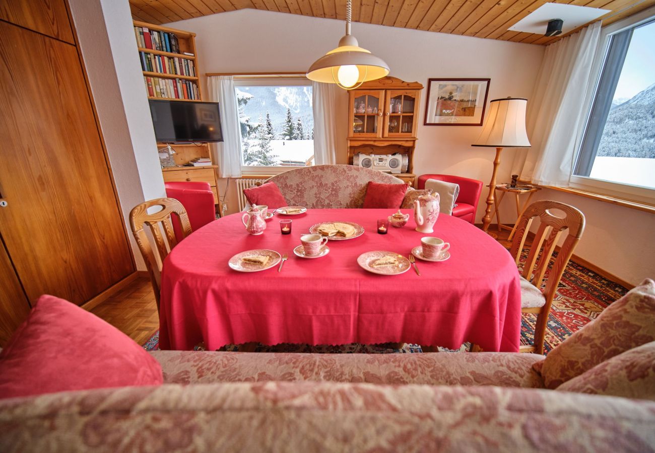 Ferienhaus in Scuol - Chasa Panorama: Ruhig gelegenes 5-Zimmerhaus mit Garten und Panoramaaussicht auf den Nationalpark und das Schloss Tarasp