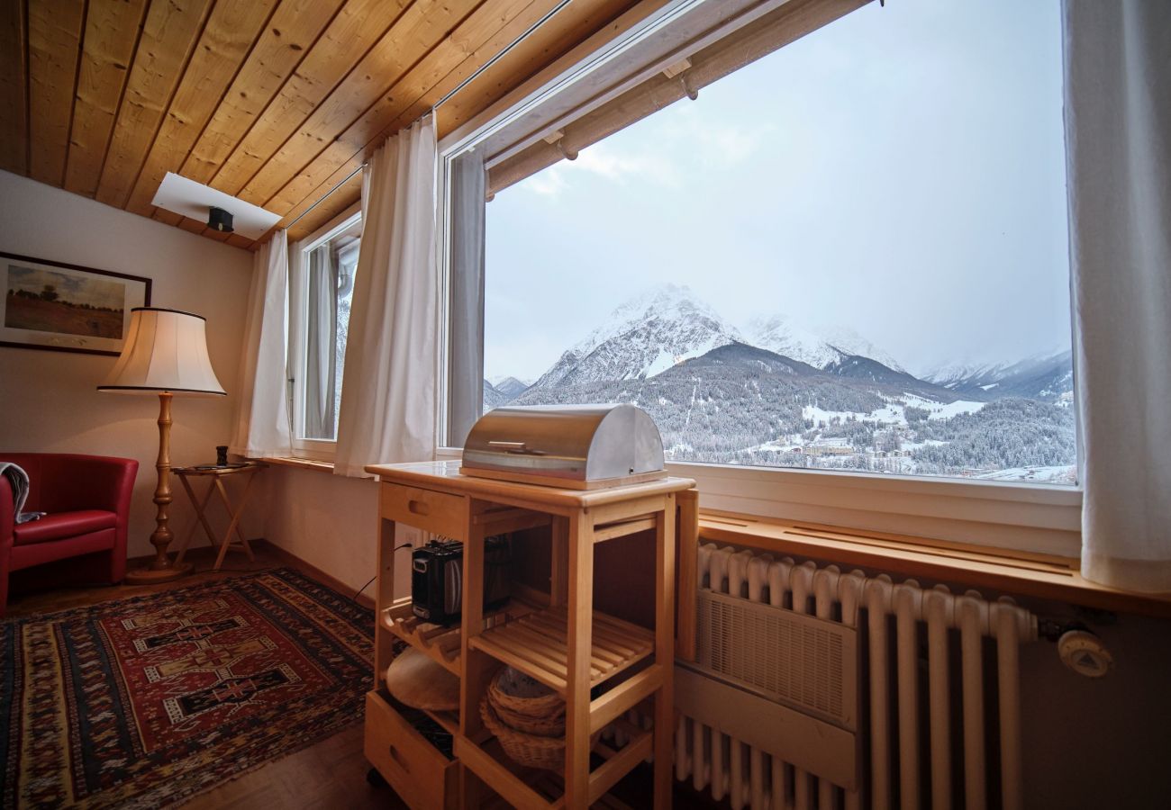 Ferienhaus in Scuol - Chasa Panorama: Ruhig gelegenes 5-Zimmerhaus mit Garten und Panoramaaussicht auf den Nationalpark und das Schloss Tarasp