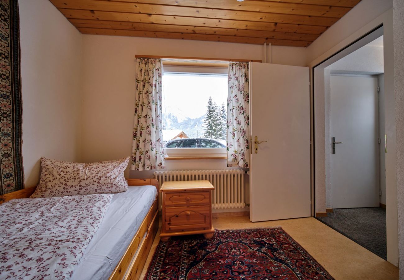 Ferienhaus in Scuol - Chasa Panorama: Ruhig gelegenes 5-Zimmerhaus mit Garten und Panoramaaussicht auf den Nationalpark und das Schloss Tarasp