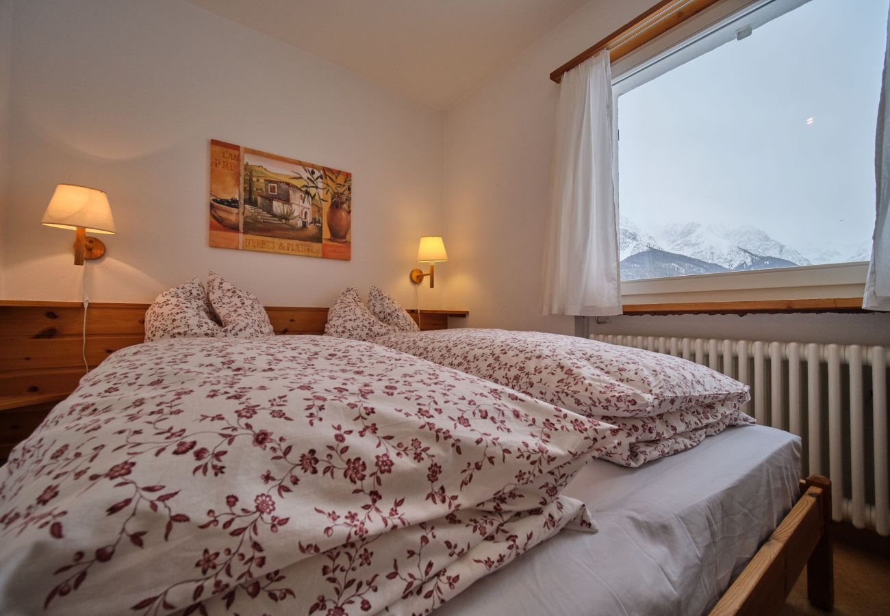 Ferienhaus in Scuol - Chasa Panorama: Ruhig gelegenes 5-Zimmerhaus mit Garten und Panoramaaussicht auf den Nationalpark und das Schloss Tarasp