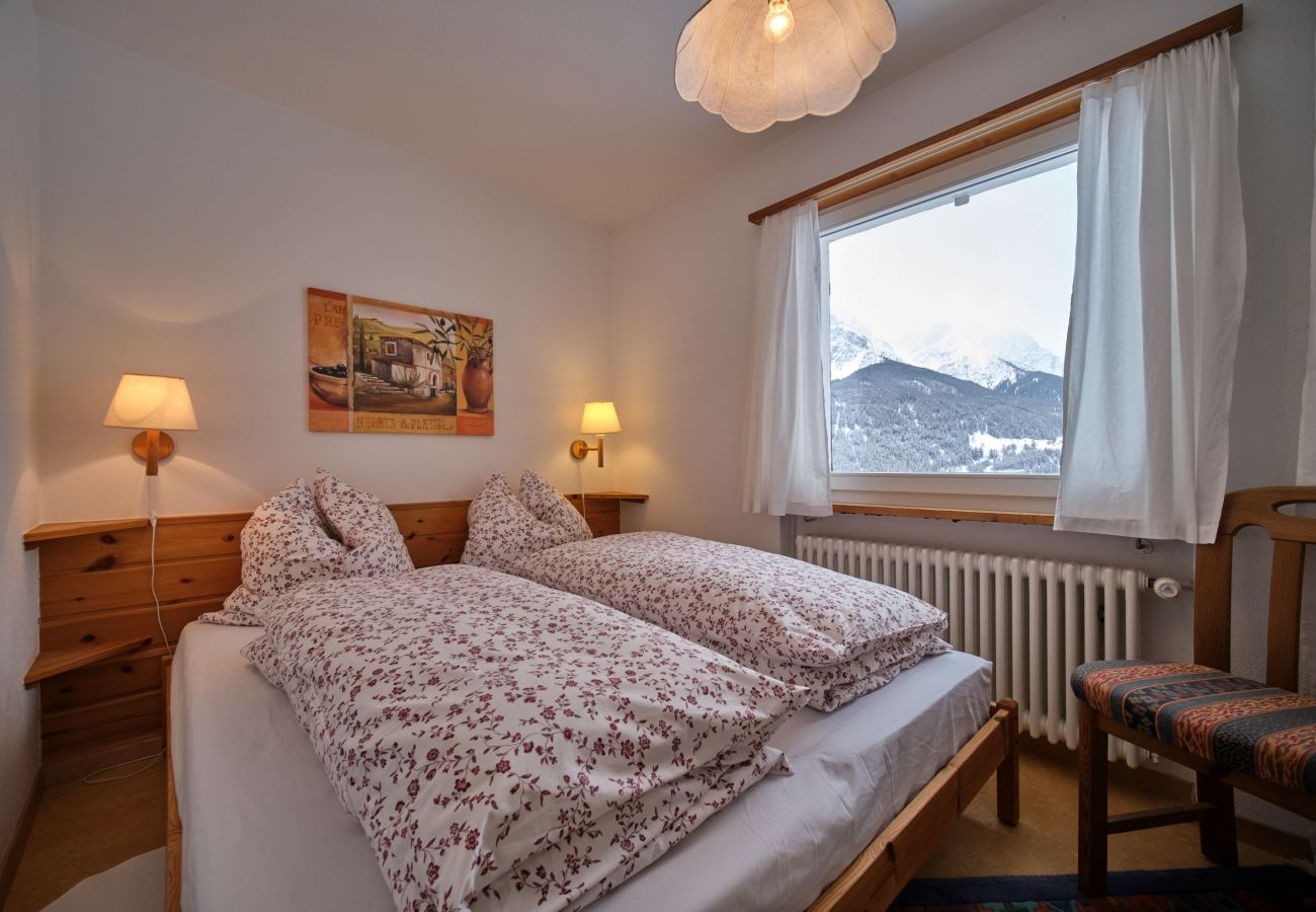 Ferienhaus in Scuol - Chasa Panorama: Ruhig gelegenes 5-Zimmerhaus mit Garten und Panoramaaussicht auf den Nationalpark und das Schloss Tarasp