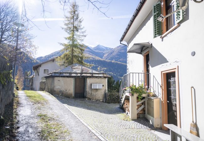 Ferienwohnung in Ardez - Chasa Suot Chastè: 4.5-Zimmer-Attikawohnung direkt unter dem Ardezer Turm Ferienwohnung in Ardez - Chasa Suot Chastè: 4.5-Zimmer-Attikawohnung direkt unter dem Ardezer Turm